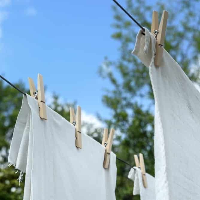 linge blanc qui sèche dehors